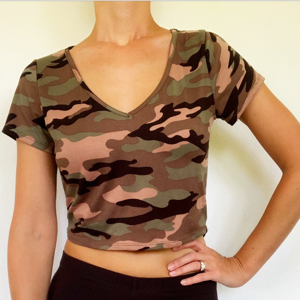 Gaze camo print short sleeve crop top size small